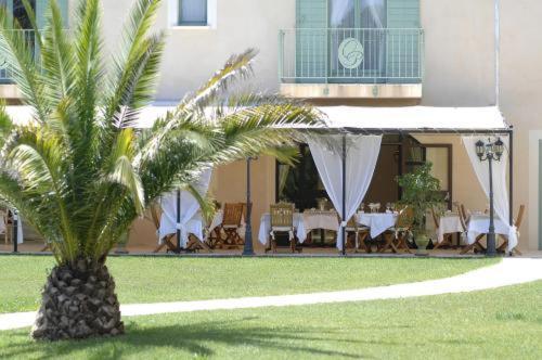 Hotel Restaurant Le Clos De Pradines Saint-Quentin-la-Poterie Exterior foto