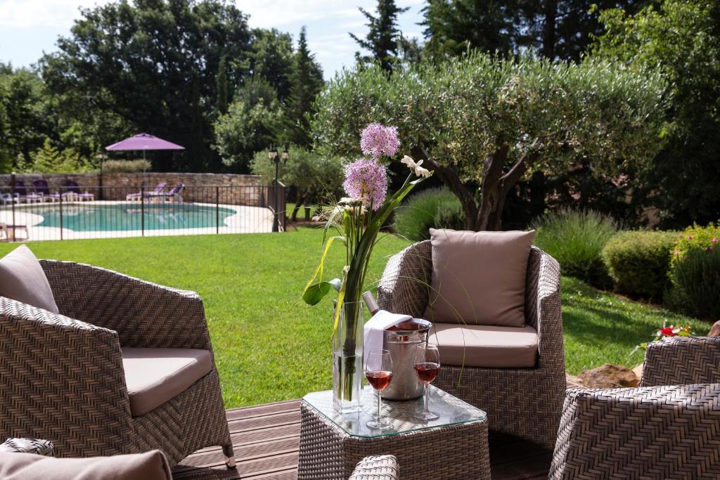 Hotel Restaurant Le Clos De Pradines Saint-Quentin-la-Poterie Exterior foto